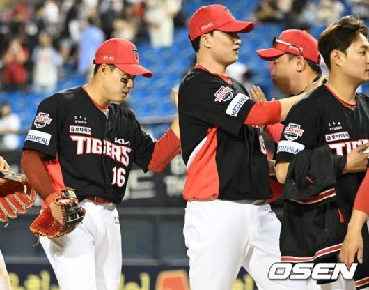 [OSEN=잠실, 이대선 기자] 호랑이군단이 위즈덤, 최원준의 홈런포를 앞세워 두산전 상승세를 이어갔다.프로야구 KIA 타이거즈는 4일 서울 잠실구장에서 열린 2025 신한 SOL뱅크 KBO리그 두산 베어스와의 시즌 8차전에서 8-3으로 승리했다.경기 종료 후 KIA 최원준이 이범호 감독과 승리의 기쁨을 나누고 있다. 2025.06.04