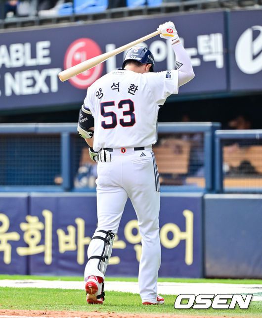 [OSEN=잠실, 박준형 기자]  27일 오후 서울 잠실구장에서 ‘2025 신한 SOL BANK KBO리그’ 두산 베어스와 롯데 자이언츠의 경기가 진행됐다.이날 경기에서 두산은 최승용을, 롯데는 박진을 선발투수로 내세웠다.4회말 무사 1,2루 두산 양석환이 3루수 앞 직선타를 날린뒤 아쉬워하고 있다 .    2025.04.27 / soul1014@osen.co.kr