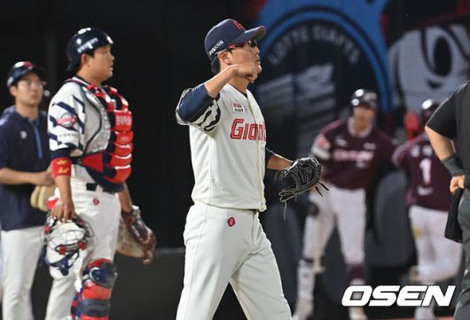 [OSEN=부산, 이석우 기자] 4일 부산 사직야구장에서 2025 신한 SOL 뱅크 KBO 리그 롯데 자이언츠와 키움 히어로즈의 경기가 열렸다. 홈팀 롯데는 박세웅이, 방문팀 키움은 김윤하가 선발 출전했다.롯데 자이언츠 박세웅이 4회초 2사 만루 키움 히어로즈 송성문에게 싹쓸이 좌익수 뒤 2루타를 맞고 아쉬워하고 있다. 2025.06.04 / foto0307@osen.co.kr