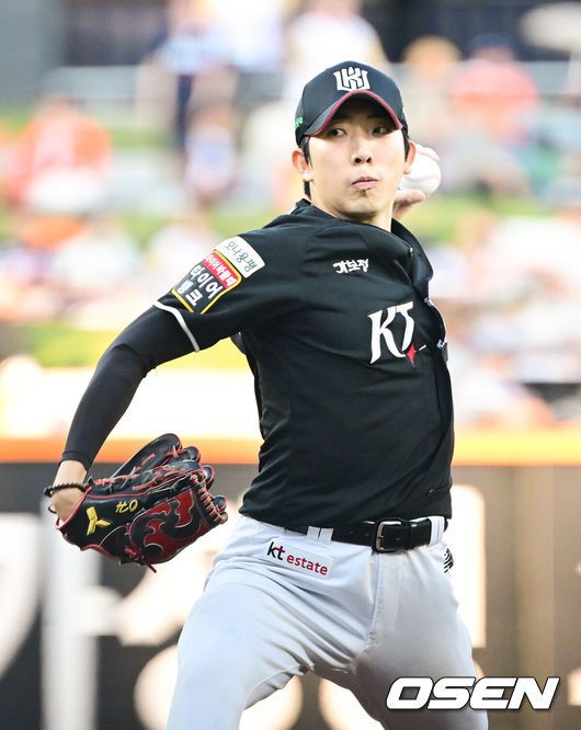 [OSEN=대전, 김성락 기자] 4일 오후 대전 한화생명볼파크에서 ‘2025 신한 SOL Bank KBO리그’ 한화 이글스와 KT 위즈의 경기가 열렸다.이날 홈팀 한화는 와이스, KT는 오원석을 선발로 내세웠다.1회말 케이티 선발 오원석이 마운드에 올라 힘차게 공을 뿌리고 있다. 2025.06.04 / ksl0919@osen.co.kr