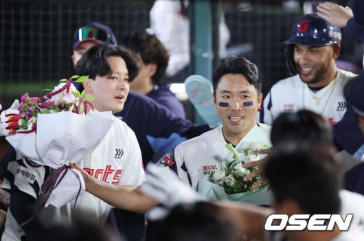 [OSEN=부산, 이석우 기자] 4일 부산 사직야구장에서 2025 신한 SOL 뱅크 KBO 리그 롯데 자이언츠와 키움 히어로즈의 경기가 열렸다. 홈팀 롯데는 박세웅이, 방문팀 키움은 김윤하가 선발 출전했다.롯데 자이언츠 전준우가 7회말 1사 2,3루 전민재의 우익수 앞 안타와 우익수 송구 실책으로 득점을 올리고 2000안타 달성 축하 꽃다발을 받고 있다. 2025.06.04 / foto0307@osen.co.kr