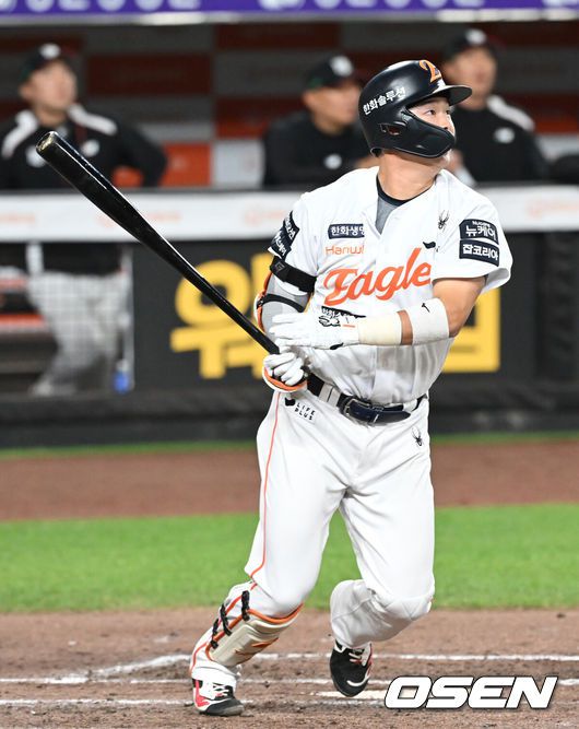 [OSEN=대전, 김성락 기자] 4일 오후 대전 한화생명볼파크에서 ‘2025 신한 SOL Bank KBO리그’ 한화 이글스와 KT 위즈의 경기가 열렸다.이날 홈팀 한화는 와이스, KT는 오원석을 선발로 내세웠다.7회초 2사 2, 3루 한화 이도윤이 역전 2타점 적시타를 날리고 있다. 2025.06.04 / ksl0919@osen.co.kr