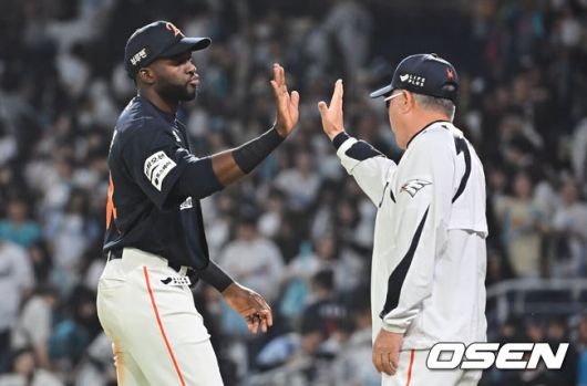 [OSEN=창원, 이석우 기자] 30일 창원NC파크에서 2025 신한 SOL 뱅크 KBO 리그 NC 다이노스와 한화 이글스의 경기가 열렸다. 홈팀 NC는 라일리가, 방문팀 한화는 류현진이 선발 출전했다. 한화 이글스 플로리얼이 NC 다이노스에 7-1로 승리한 후 김경문 감독과 기쁨을 나누고 있다. 2025.05.30 / foto0307@osen.co.kr