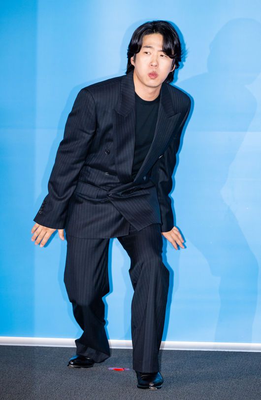 [OSEN=박준형 기자] 26일 오후 서울 용산아이파크몰 내 CGV 용산에서 영화 '하이파이브'(감독 강형철) 언론시사회가 진행됐다.배우 이재인과 안재홍, 라미란 등이 출연하는 영화 '하이파이브'는 장기이식으로 우연히 각기 다른 초능력을 얻게 된 다섯 명이 그들의 능력을 탐하는 자들과 만나 벌어지는 이야기를 그린 코믹 액션 활극으로 오는 30일 개봉된다.배우 안재홍이 포즈를 취하고 있다.   2025.05.26 / soul1014@osen.co.kr