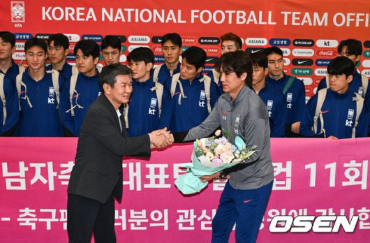 [OSEN=인천공항, 조은정 기자]월드컵 11회 연속 본선 진출에 성공한 한국 축구 국가대표팀이 6일 인천국제공항을 통해 이라크에서 귀국했다.한국은 6일 새벽(한국 시간)이라크 원정서 2-0 승리로 승점 19(5승 4무)점을 확보하면서 월드컵 11회 연속 본선 진출을 확정지었다.정몽규 대한축구협회장(왼쪽)이 축구대표팀 홍명보 감독에게 꽃다발을 전달하고 있다. 2025.06.06 /cej@osen.co.kr