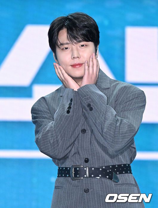 [OSEN=이대선 기자] 22일 오후 서울 강서구 KBS아레나에서 카카오TV 오리지널 ‘고막소년단’ 데뷔 미디어 쇼케이스가 열렸다.그룹 고막소년단 정승환이 포토타임을 가지고 있다. 2022.11.22 /sunday@osen.co.kr