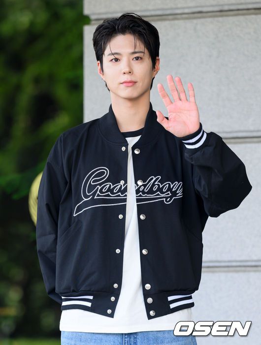 [OSEN=이대선 기자] 6일 오후 서울 여의도 KBS 신관에서 KBS 2TV '더 시즌즈 - 박보검의 칸타빌레' 녹화가 진행됐다.배우 박보검이 방송국으로 이동히며 인사를 하고 있다. 2025.05.06 /sunday@osen.co.kr