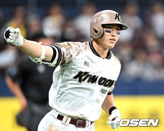 [OSEN=고척, 이대선 기자] 6일 오후 서울 고척스카이돔에서 2025 신한 SOL Bank KBO리그 키움 히어로즈와 LG 트윈스의 경기가 열렸다.키움은 로젠버그, LG는 치리노스를 선발 투수로 내세웠다.8회말 무사에서 키움 이주형이 우월 솔로 홈런을 치고 환호하고 있다. 2025.06.06 /sunday@osen.co.kr