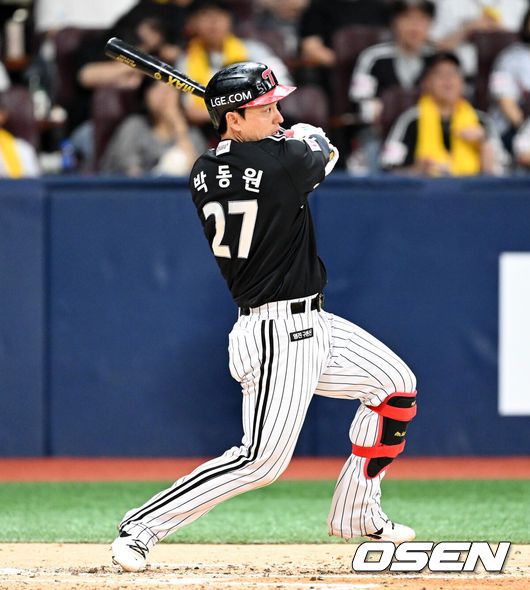 [OSEN=고척, 이대선 기자] 6일 오후 서울 고척스카이돔에서 2025 신한 SOL Bank KBO리그 키움 히어로즈와 LG 트윈스의 경기가 열렸다.키움은 로젠버그, LG는 치리노스를 선발 투수로 내세웠다.4회초 1사 3루에서 LG 박동원이 좌전 적시타를 치고 있다. 2025.06.06 /sunday@osen.co.kr