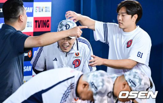 [OSEN=잠실, 박준형 기자] 프로야구 두산 베어스가 극적인 끝내기 승리로 4연패를 끊었다.두산은 5일 서울 잠실구장에서 열린 ‘2025 신한은행 SOL Bank KBO리그’ KIA 타이거즈와의 경기에서 연장 혈투 끝에 2-1 끝내기 승리를 거뒀다. 이날 승리로 두산은 4연패에서 탈출했다. 조성환 감독대행은 부임 후 첫 승리를 따냈다.경기종료 후 조성환 감독 대행이 최원준에게 축하 물세례를 받고 있다.   2025.06.05 / soul1014@osen.co.kr