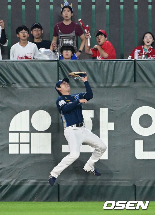 [OSEN=인천, 이대선 기자] 31일 오후 인천 SSG랜더스필드에서 ‘2024 신한 SOL Bank KBO리그’ SSG 랜더스와 NC 다이노스의 경기가 열렸다.SSG은 드류 앤더슨, NC는 신민혁을 선발로 내세웠다.8회말 1사에서 NC 김성욱이 SSG 하재훈의 타구를 잡고 있다. 2024.08.31 /sunday@osen.co.kr