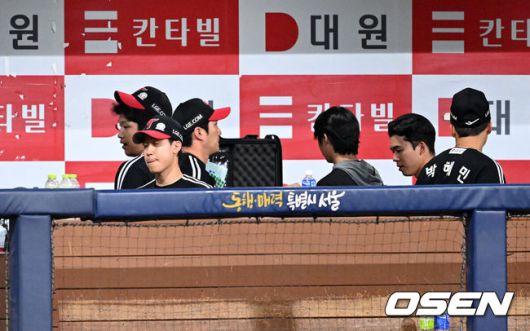 [OSEN=고척, 이대선 기자] 프로야구 키움 히어로즈가 극적인 끝내기 승리로 3연승을 질주했다.키움은 6일 서울 고척스카이돔에서 열린 ‘2025 신한은행 SOL Bank KBO리그’은 LG 트윈스와의 경기에서 2-1로 승리했다. 이날 승리로 시즌 두 번째 3연승에 성공했다. 3월 28일 SSG전 승리 이후 70일 만에 3연승이다.경기 종료 후 LG 선수들이 아쉬운 표정으로 나가고 있다. 2025.06.06 /sunday@osen.co.kr