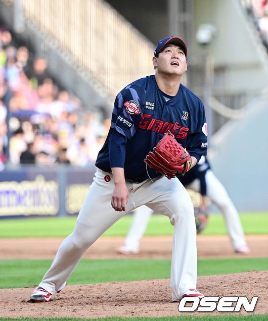 [OSEN=잠실, 지형준 기자] 6일 오후 서울 잠실구장에서 ‘2025 신한 SOL Bank KBO리그’ 두산 베어스와 롯데 자이언츠의 경기가 열렸다.이날 두산은 잭로그, 롯데는 나균안을 선발로 내세웠다.6회초 1사에서 롯데 나균안이 두산 김동준에 우월 솔로포를 허용하며 타구를 바라보고 있다. 김동준은 데뷔 첫 홈런. 2025.06.06 /jpnews@osen.co.kr