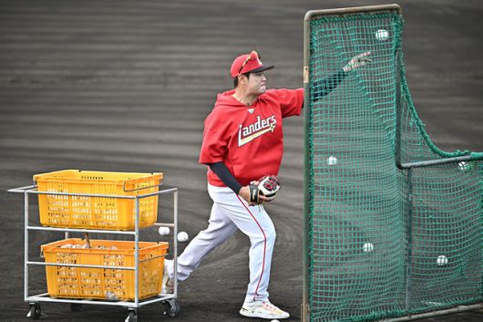 [OSEN=오키나와(일본), 조은정 기자]28일(한국시간) 일본 오키나와 우루마시 구시카와 야구장에서 SSG 랜더스와 KT 위즈의 연습경기가 열린다.SSG 랜더스는 2월 23일부터 3월 5일까지 이어지는 캠프 동안 삼성라이온즈, 한화이글스, kt위즈, LG트윈스와 총 5차례 연습경기를 치른다.SSG 추신수 보좌가 배팅볼을 던지고 있다. 2025.02.28 /cej@osen.co.kr