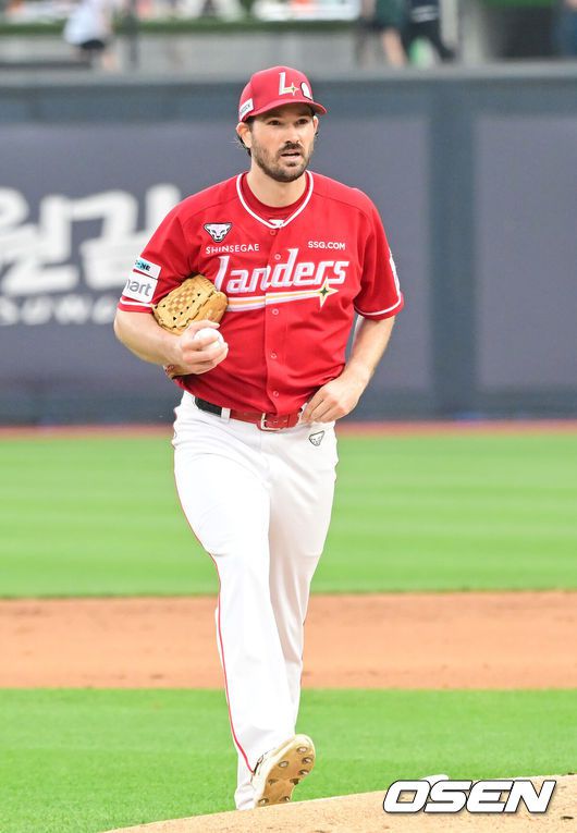 [OSEN=수원, 김성락 기자] 7일 오후 수원 KT위즈파크에서 ‘2025 신한 SOL Bank KBO리그’ KT 위즈와 SSG 랜더스의 경기가 열렸다.이날 홈팀 KT는 선발투수로 고영표, 방문팀 SSG는 앤더슨을 내세웠다. 6회말 2사 1, 2루 SSG 앤더슨이 KT 장성우를 삼진아웃 처리한 뒤 장성우를 바라보고 있다.  2025.06.07 / ksl0919@osen.co.kr