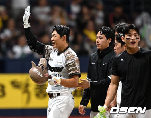 [OSEN=고척, 이대선 기자] 프로야구 키움 히어로즈가 극적인 끝내기 승리로 3연승을 질주했다.키움은 6일 서울 고척스카이돔에서 열린 ‘2025 신한은행 SOL Bank KBO리그’은 LG 트윈스와의 경기에서 2-1로 승리했다. 이날 승리로 시즌 두 번째 3연승에 성공했다. 3월 28일 SSG전 승리 이후 70일 만에 3연승이다.10회말 끝내기 홈런을 기록한 키움 송성문이 동료들에게 축하 받고 있다. 2025.06.06 /sunday@osen.co.kr