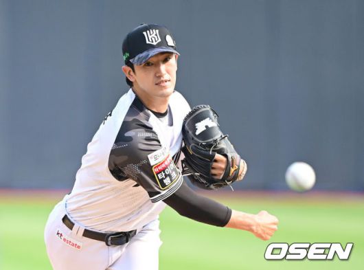 [OSEN=수원, 김성락 기자] 7일 오후 수원 KT위즈파크에서 ‘2025 신한 SOL Bank KBO리그’ KT 위즈와 SSG 랜더스의 경기가 열렸다.이날 홈팀 KT는 선발투수로 고영표, 방문팀 SSG는 앤더슨을 내세웠다. 1회초 KT 선발 고영표가 마운드에 올라 힘차게 공을 뿌리고 있다. 2025.06.07 / ksl0919@osen.co.kr