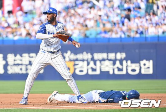 [OSEN=대구, 이석우 기자] 7일 대구삼성라이온즈파크에서 2025 신한 SOL 뱅크 KBO 리그 삼성 라이온즈와 NC 다이노스의 경기가 열렸다. 홈팀 삼성은 레예스가, 방문팀 NC는 신민혁이 선발 출전했다. NC 다이노스 김주원이 1회초 무사 1,3루 박민우 타석때 투수 견제에 아웃되고 있다. 2025.06.07 / foto0307@osen.co.kr