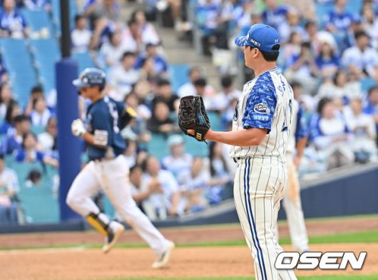 [OSEN=대구, 이석우 기자] 7일 대구삼성라이온즈파크에서 2025 신한 SOL 뱅크 KBO 리그 삼성 라이온즈와 NC 다이노스의 경기가 열렸다. 홈팀 삼성은 레예스가, 방문팀 NC는 신민혁이 선발 출전했다. 삼성 라이온즈 오승환이 4회초 2사 1루 NC 다이노스 김주원에게 우월 동점 2점 홈런을 맞고 아쉬워하고 있다. 2025.06.07 / foto0307@osen.co.kr