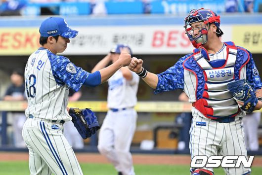[OSEN=대구, 이석우 기자] 6일 대구삼성라이온즈파크에서 2025 신한 SOL 뱅크 KBO 리그 삼성 라이온즈와 NC 다이노스의 경기가 열렸다. 홈팀 삼성은 원태인이, 방문팀 NC는 김녹원이 선발 출전했다. 삼성 라이온즈 원태인이 6회초 수비를 마치고 강민호와 하이파이브를 하고 있다. 2025.06.06 / foto0307@osen.co.kr