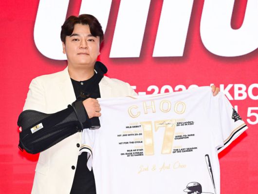 [OSEN=김성락 기자] 7일 오후 인천 연수구 경원재 앰버서더에서 SSG 추신수 은퇴 기자회견이 열렸다. 추신수는 지난 2001년 시애틀 매리너스 입단을 시작으로 클리블랜드 인디언스, 신시내티 레즈, 텍사스 레인저스, 마지막 KBO 리그까지 23년의 프로 생활을 마쳤다.SSG 추신수가 기념 유니폼을 들고 포즈를 취하고 있다. 2024.11.07 / ksl0919@osen.co.kr