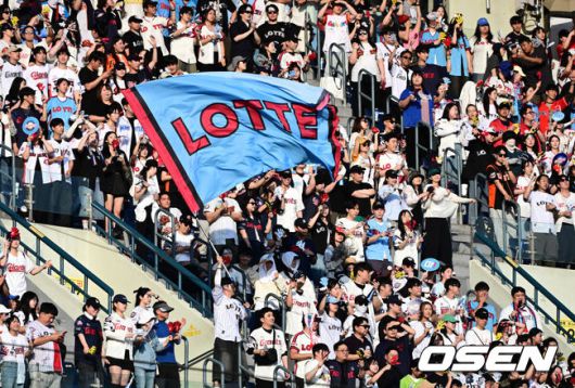 [OSEN=잠실, 지형준 기자] 6일 오후 서울 잠실구장에서 ‘2025 신한 SOL Bank KBO리그’ 두산 베어스와 롯데 자이언츠의 경기가 열렸다.이날 두산은 잭로그, 롯데는 나균안을 선발로 내세웠다.롯데 원정팬들이 열띤 응원을 하고 있다. 2025.06.06 /jpnews@osen.co.kr