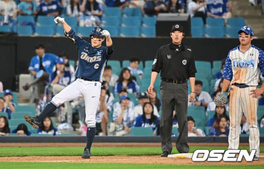 [OSEN=대구, 이석우 기자] 7일 대구삼성라이온즈파크에서 2025 신한 SOL 뱅크 KBO 리그 삼성 라이온즈와 NC 다이노스의 경기가 열렸다. 홈팀 삼성은 레예스가, 방문팀 NC는 신민혁이 선발 출전했다. NC 다이노스 박민우가 9회초 2사 1,2루 우익수 오른쪽 2타점 3루타를 치고 세리머니를 하고 있다. 2025.06.07 / foto0307@osen.co.kr