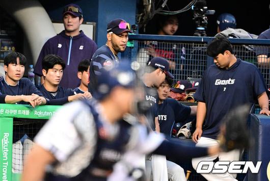 [OSEN=잠실, 지형준 기자] 프로야구 두산 베어스가 6일 서울 잠실구장에서 열린 2025 신한 SOL뱅크 KBO리그 롯데 자이언츠와의 시즌 7차전에서 5-2로 승리했다.9위 두산은 5월 14일 대전 한화 이글스전 이후 23일 만에 2연승에 성공하며 시즌 25승 3무 34패를 기록했다. 반면 최근 3연패, 원정 4연패 수렁에 빠진 롯데는 32승 3무 28패 4위로 떨어졌다.9회초 롯데 선수들이 아쉬운 표정으로 경기를 지켜보고 있다. 2025.06.06 /jpnews@osen.co.kr