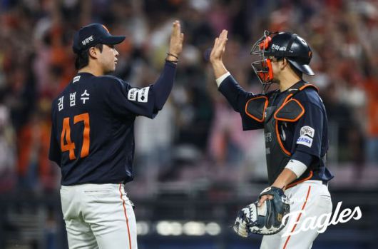 한화 김범수 7일 광주 KIA전에서 11회말 세이브를 거둔 뒤 포수 최재훈과 기뻐하고 있다. /한화 이글스 제공