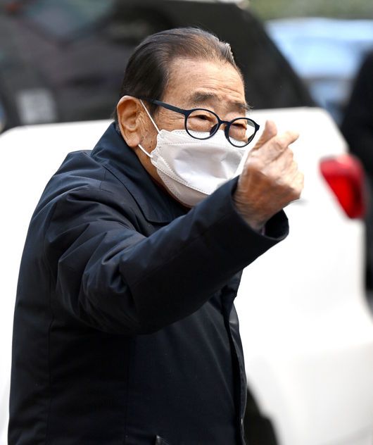 [OSEN=최규한 기자] 방송인 송해가 11일 오후 서울 여의도 KBS에서 진행된  방송 녹화를 마치고 나서며 인사하고 있다. 2022.01.11 / dreamer@osen.co.kr