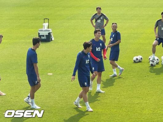 [사진] 훈련 중 모범을 보이는 손흥민