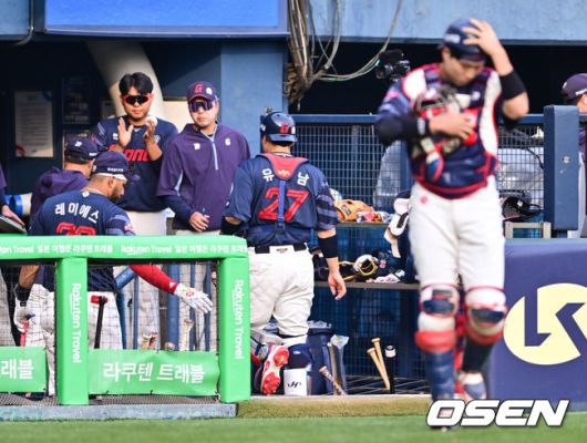 [OSEN=잠실, 박준형 기자] 7일 오후 서울 잠실구장에서 ‘2025 신한 SOL BANK KBO리그’ 두산 베어스와 롯데 자이언츠의 경기가 진행됐다.이날 두산은 최승용을 롯데는 이민석을 선발투수로 내세웠다.4회말 1사 1,3루 롯데 유강남이 교체아웃되고 있다.  2025.06.07 / soul1014@osen.co.kr