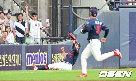 [OSEN=잠실, 박준형 기자] 7일 오후 서울 잠실구장에서 ‘2025 신한 SOL BANK KBO리그’ 두산 베어스와 롯데 자이언츠의 경기가 진행됐다.이날 두산은 최승용을 롯데는 이민석을 선발투수로 내세웠다.5회말 1사 1루 두산 케이브의 타구를 롯데 전준우 좌익수가 호수비 펼치며 잡아내고 있다.   2025.06.07 / soul1014@osen.co.kr