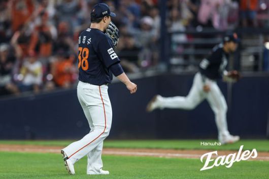 한화 김종수가 7일 광주 KIA전 10회말 1루수 채은성의 호수비로 끝내기 위기를 넘긴 뒤 마운드를 내려가고 있다. /한화 이글스 제공