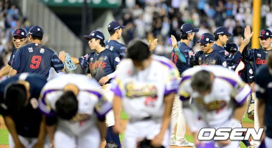 [OSEN=잠실, 최규한 기자] 롯데가 ‘뉴 에이스’ 감보아의 호투를 앞세워 주말 3연전을 위닝시리즈로 장식했다.프로야구 롯데 자이언츠는 8일 서울 잠실구장에서 열린 2025 신한 SOL뱅크 KBO리그 두산 베어스와의 시즌 9번째 맞대결에서 4-2로 승리했다.롯데는 3연패 뒤 2연승을 달리며 주말 위닝시리즈를 달성했다. 시즌 34승 3무 28패. 4연속 루징시리즈를 끊는 값진 2승 1패였다.경기를 마치고 승리한 롯데 선수들이 하이파이브를 나누고 있다. 2025.06.08 /