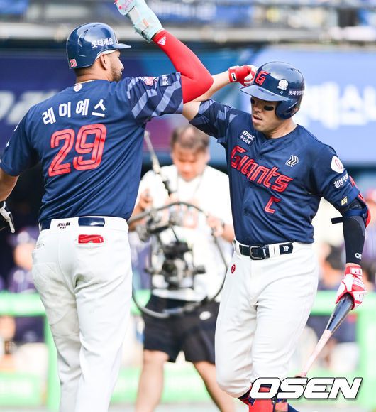 [OSEN=잠실, 박준형 기자] 7일 오후 서울 잠실구장에서 ‘2025 신한 SOL BANK KBO리그’ 두산 베어스와 롯데 자이언츠의 경기가 진행됐다.이날 두산은 최승용을 롯데는 이민석을 선발투수로 내세웠다.3회초 2사 1루 롯데 전준우가 2점 홈런을 날리고 1루 주자 레이예스가 세리머니를 하고 있다    2025.06.07 / soul1014@osen.co.kr