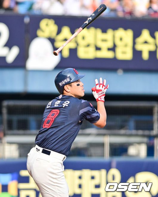 [OSEN=잠실, 박준형 기자] 7일 오후 서울 잠실구장에서 ‘2025 신한 SOL BANK KBO리그’ 두산 베어스와 롯데 자이언츠의 경기가 진행됐다.이날 두산은 최승용을 롯데는 이민석을 선발투수로 내세웠다.3회초 2사 1루 롯데 전준우가 2점 홈런을 날리고 있다.   2025.06.07 /