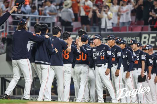 한화 김경문 감독이 7일 광주 KIA전에서 11회 연장 접전 끝에 3-2로 승리한 뒤 선수들과 하이파이브를 하고 있다. /한화 이글스 제공
