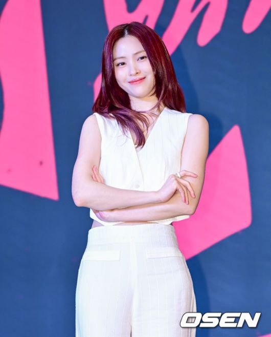 [OSEN=지형준 기자] 9일 오후 서울 송파구 신천동 소피텔 앰배서더 서울 호텔 & 서비스드 레지던스에서 있지(ITZY) 새 미니 앨범 'Girls Will Be Girls'(걸스 윌 비 걸스) 발매 기념 기자간담회가 열렸다.  신보에는 타이틀곡 'Girls Will Be Girls'를 비롯해 'Kiss & Tell'(키스 앤 텔), 'Locked N Loaded'(락드 앤 로디드), 'Promise'(프라미스), 'Walk'(워크)까지 총 5트랙이 실린다. 앨범과 동명인 타이틀곡은 다이내믹한 비트와 규모감 있는 보컬 하모니가 인상적인 곡으로 ITZY의 화려한 퍼포먼스, 고퀄리티 영상미를 자랑하는 뮤직비디오 등 여러 요소가 오감을 만족시킨다.  있지 예지, 리아, 류진, 채령, 유나가 포토타임을 하고 있다. 2025.06.09 /jpnews@osen.co.kr