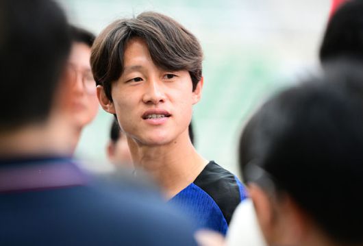 [OSEN=지형준 기자] 홍명보 감독이 이끄는 한국 축구대표팀이 2일 오후 고양종합운동장에서 2026 국제축구연맹(FIFA) 북중미 월드컵 3차 예선을 앞두고 훈련을 가졌다.한국은 9월 5일 오후 8시 서울월드컵경기장에서 팔레스타인과 1차전을 치른다. 이후 10일 오후 11시 오만 무스카트의 술탄 카부스 스포츠 콤플렉스에서 오만과 2차전 원정 경기를 펼친다.이재성이 훈련에 앞서 인터뷰를 하고 있다. 2024.09.02 / jpnews@osen.co.kr