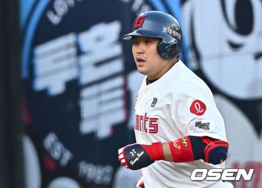 [OSEN=부산, 이석우 기자] 3일 부산 사직야구장에서 2025 신한 SOL 뱅크 KBO 리그 롯데 자이언츠와 NC 다이노스의 경기가 열린다. 홈팀 롯데는 박진, 방문팀 NC는 신민혁이 선발 출전한다.롯데 자이언츠 유강남이 4회말 1사 좌중월 동점 솔로 홈런을 치고 하이파이브를 하고 있다. 2025.05.03 / foto0307@osen.co.kr