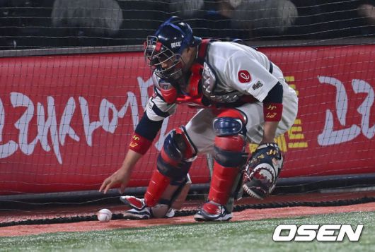 [OSEN=부산, 이석우 기자] 24일 부산 사직야구장에서 2025 신한 SOL 뱅크 KBO 리그 롯데 자이언츠와 한화 이글스의 경기가 열렸다. 홈팀 롯데는 박세웅, 방문팀 한화는 류현진이 선발 출전했다.롯데 자이언츠 유강남이 4회초 1사 2루 한화 이글스 안치홍 타석때 박세웅의 폭투를 잡고 있다. 2025.04.24 / foto0307@osen.co.kr