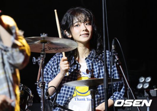 [OSEN=조은정 기자]QWER(쵸단, 마젠타, 히나, 시연) 미니 3집 ‘난 네 편이야, 온 세상이 불협일지라도’ 발매 기념 미디어 쇼케이스가 9일 서울 서대문구 예스24 원더로크홀에서 열렸다. 미니 3집 ‘난 네 편이야, 온 세상이 불협일지라도’는 QWER이 쌓아온 밝고 희망찬 성장 서사 속에 불협의 시간을 함께 이겨낸 네 멤버가 변치 않는 미래를 다짐하는 앨범이다. QWER 쵸단이 멋진 무대를 선보이고 있다. 2025.06.09 /cej@osen.co.kr