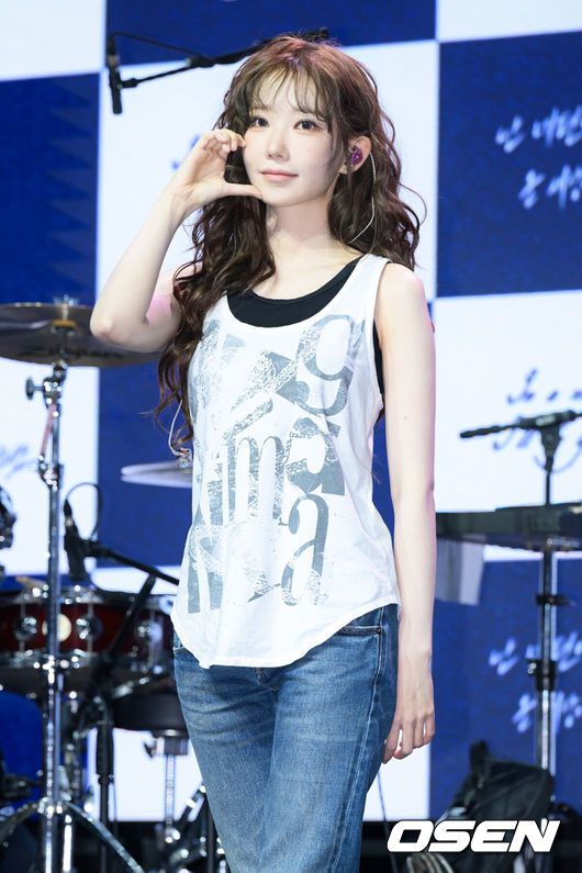 [OSEN=조은정 기자]QWER(쵸단, 마젠타, 히나, 시연) 미니 3집 ‘난 네 편이야, 온 세상이 불협일지라도’ 발매 기념 미디어 쇼케이스가 9일 서울 서대문구 예스24 원더로크홀에서 열렸다. 미니 3집 ‘난 네 편이야, 온 세상이 불협일지라도’는 QWER이 쌓아온 밝고 희망찬 성장 서사 속에 불협의 시간을 함께 이겨낸 네 멤버가 변치 않는 미래를 다짐하는 앨범이다. QWER 마젠타가 포즈를 취하고 있다. 2025.06.09 /cej@osen.co.kr