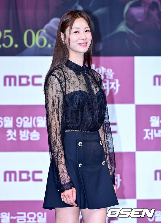 [OSEN=지형준 기자] 5일 오전 서울 상암동 MBC에서 MBC 새 일일드라마 ‘태양을 삼킨 여자’ 제작발표회가 열렸다.오는 9일(월) 첫 방송을 앞두고 있는 ‘태양을 삼킨 여자’는 피해자가 가해자로 둔갑한 세상, 하나뿐인 딸의 이름으로 재벌가에 맞선 한 여자의 처절한 복수극을 그린 작품이다.배우 장신영이 포즈를 취하고 있다. 2025.06.05 /jpnews@osen.co.kr