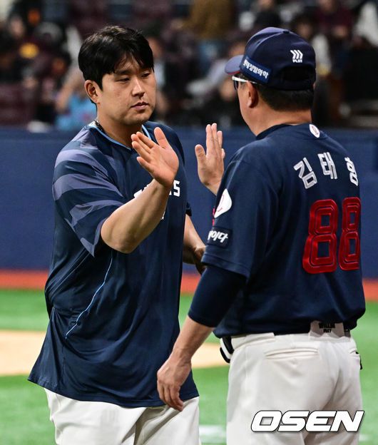 [OSEN=고척, 조은정 기자]프로야구 롯데 자이언츠가 화끈한 타격을 앞세워 주중 3연전 첫 경기를 승리로 장식했다.롯데는 29일 서울 고척스카이돔에서 열린 ‘2025 신한은행 SOL Bank KBO리그’ 키움 히어로즈와의 경기에서 9-3으로 승리했다.롯데 유강남이 김태형 감독과 승리를 기뻐하고 있다. 2025.04.29 /cej@osen.co.kr