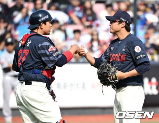 [OSEN=수원, 이대선 기자] 11일 오후 수원 KT위즈파크에서 2025 신한 SOL Bank KBO리그 KT 위즈와 롯데 자이언츠의 경기가 열렸다.KT는 쿠에바스, 롯데는 박세웅을 선발 투수로 내세웠다.7회말 1사에서 롯데 박세웅이 마운드를 내려가며 유강남과 하이파이브를 하고 있다. 2025.05.11 /sunday@osen.co.kr