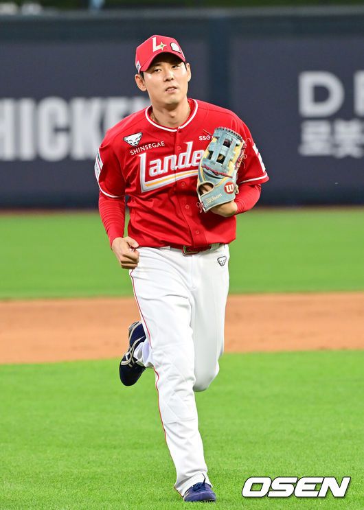 [OSEN=수원, 김성락 기자] 8일 오후 수원 KT위즈파크에서 ‘2025 신한 SOL Bank KBO리그’ KT 위즈와 SSG 랜더스의 경기가 열렸다.이날 홈팀 KT는 선발투수로 쿠에바스, 방문팀 SSG는 박기호를 내세웠다. 8회말 종료 후 SSG 김성욱이 더그아웃으로 이동하고 있다.  2025.06.08 / ksl0919@osen.co.kr