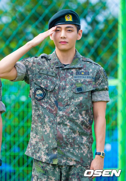 [OSEN=춘천, 박준형 기자] 그룹 방탄소년단(BTS) RM(30·본명 김남준)과 뷔(29·본명 김태형)가 10일 전역했다. 지난 2023년 12월 입대한 RM과 뷔는 각각 육군 제15보병사단, 육군 제2군단 군사경찰 특수임무대에서 군 복무를 이어왔다. 이후 약 1년 7개월 동안 병역의 의무를 마치고 전역하게 됐다. BTS 뷔와 RM이 전역식을 마치고 인사하고 있다.   2025.06.10 / soul1014@osen.co.kr