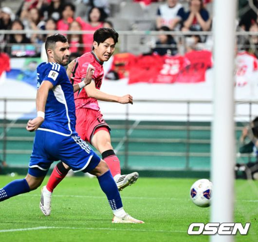 [OSEN=서울월드컵경기장, 지형준 기자] 홍명보 감독이 이끄는 축구대표팀이 10일 서울월드컵경기장에서 쿠웨이트와 2026 국제축구연맹(FIFA) 북중미 월드컵 아시아 3차 예선 조별리그 B조 10차전 최종전을 펼쳤다.한국은 지난 6일 이라크와 원정 9차전에서 2-0으로 승리하며 전세계에서 6번째, 아시아에서 최초로 11회 연속 월드컵 본선 진출의 역사를 썼다. B조에선 1위(승점 19점) 한국과 2위(승점 16점) 요르단이 월드컵에 직행한다.후반 한국 이강인을 골을 성공시키고 있다. 2025.06.10 /jpnews@osen.co.kr